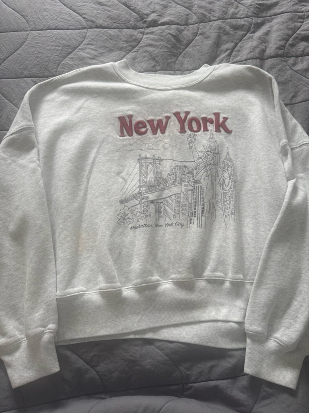 Abercrombie & Fitch White Crewneck Sweatshirt with “New York” Text SIZE large
